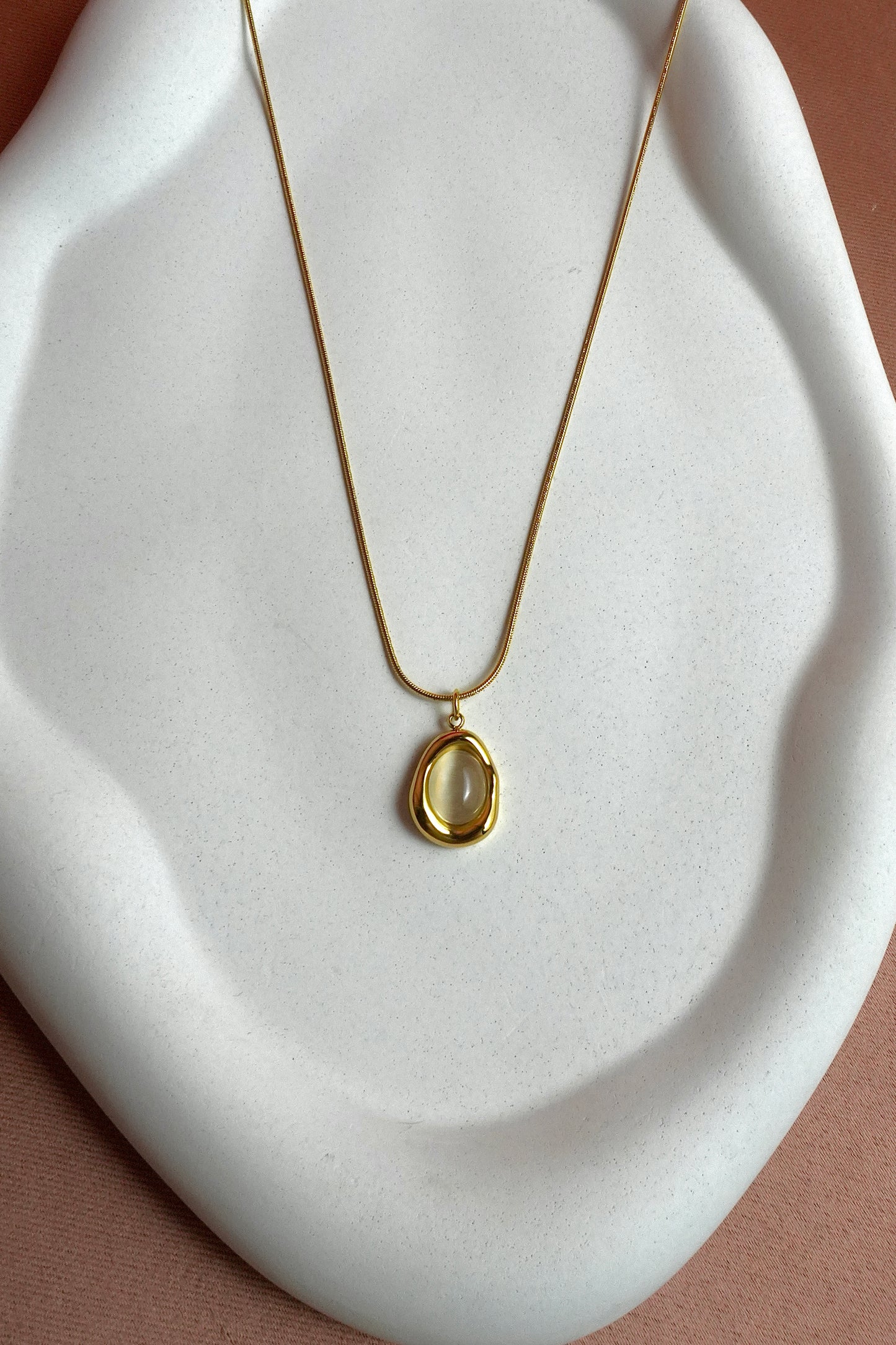 Oval Stone Necklace (White)