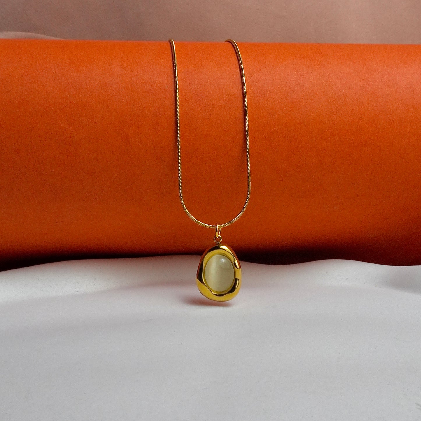 Oval Stone Necklace (White)